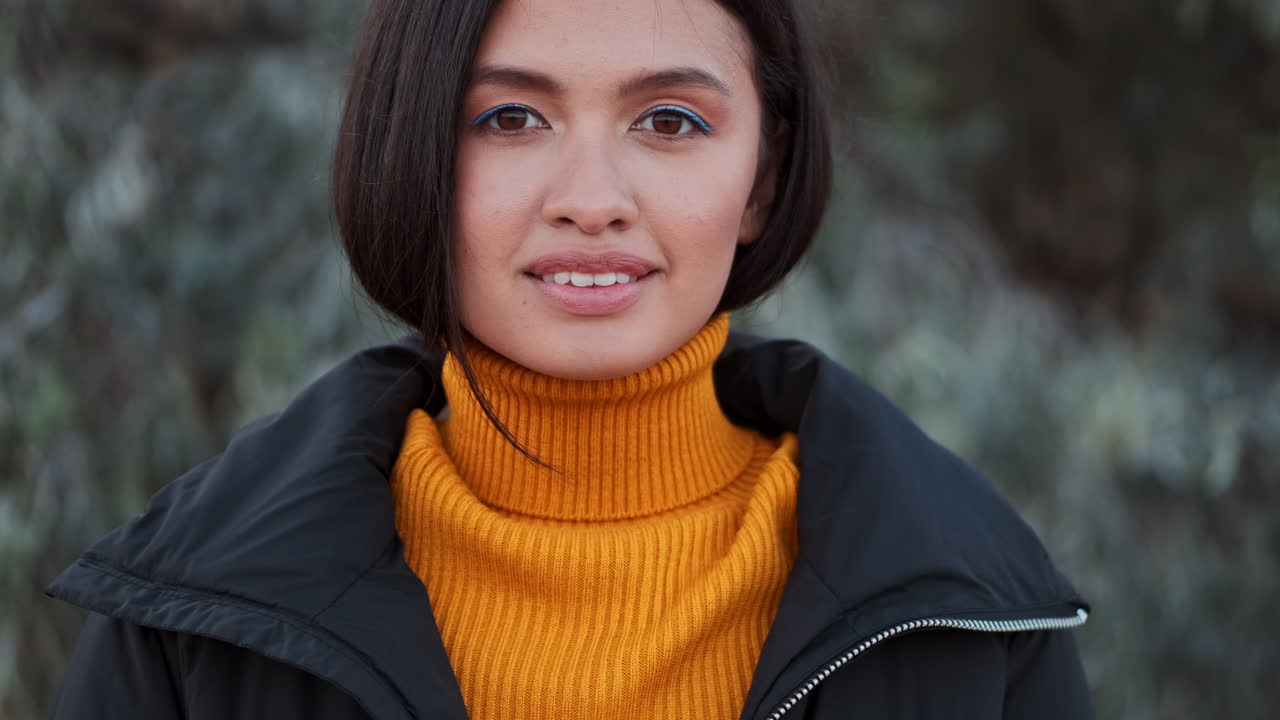 азиатская девушка смотрит в камеру.