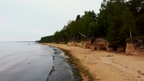 Acantilados-De-Veczemju-Rocas-Rojas,-Letonia