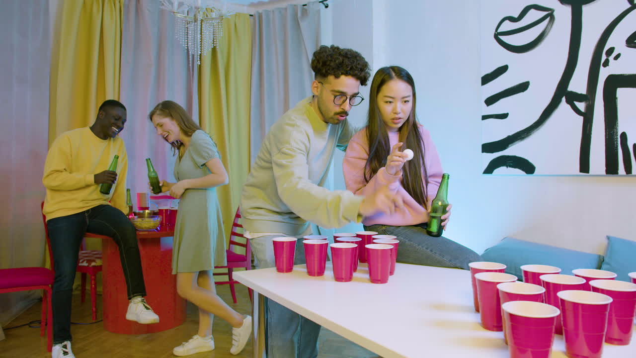 집에서 파티를 하는 행복한 다민족 젊은 친구들