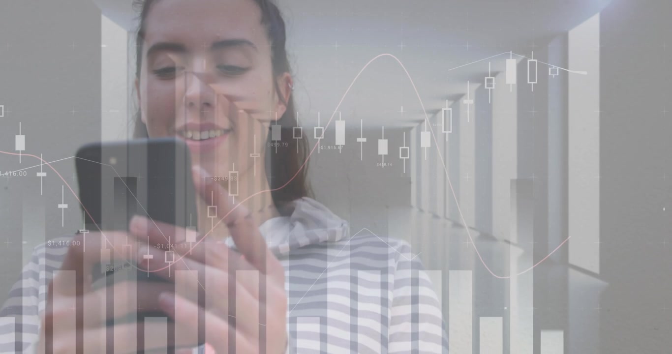 Animazione di dati finanziari e grafici su una donna caucasica che usa lo smartphone.