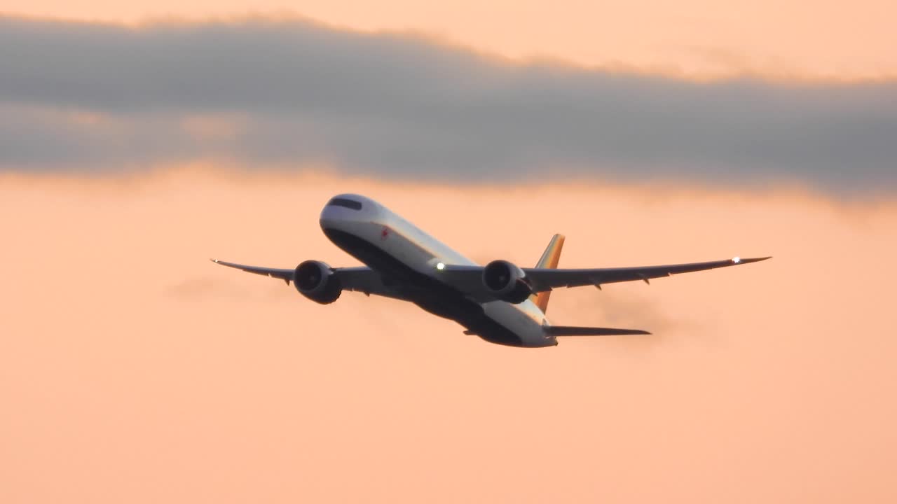 avión de pasajeros despegando al atardecer en el aeropuerto de toronto, canadá