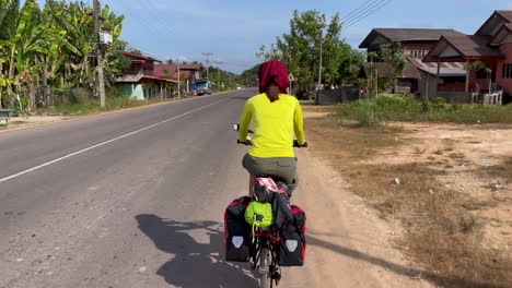 Vista-Trasera-Del-Hombre-Asiático-Andar-En-Bicicleta-En-El-Campo-Felizmente