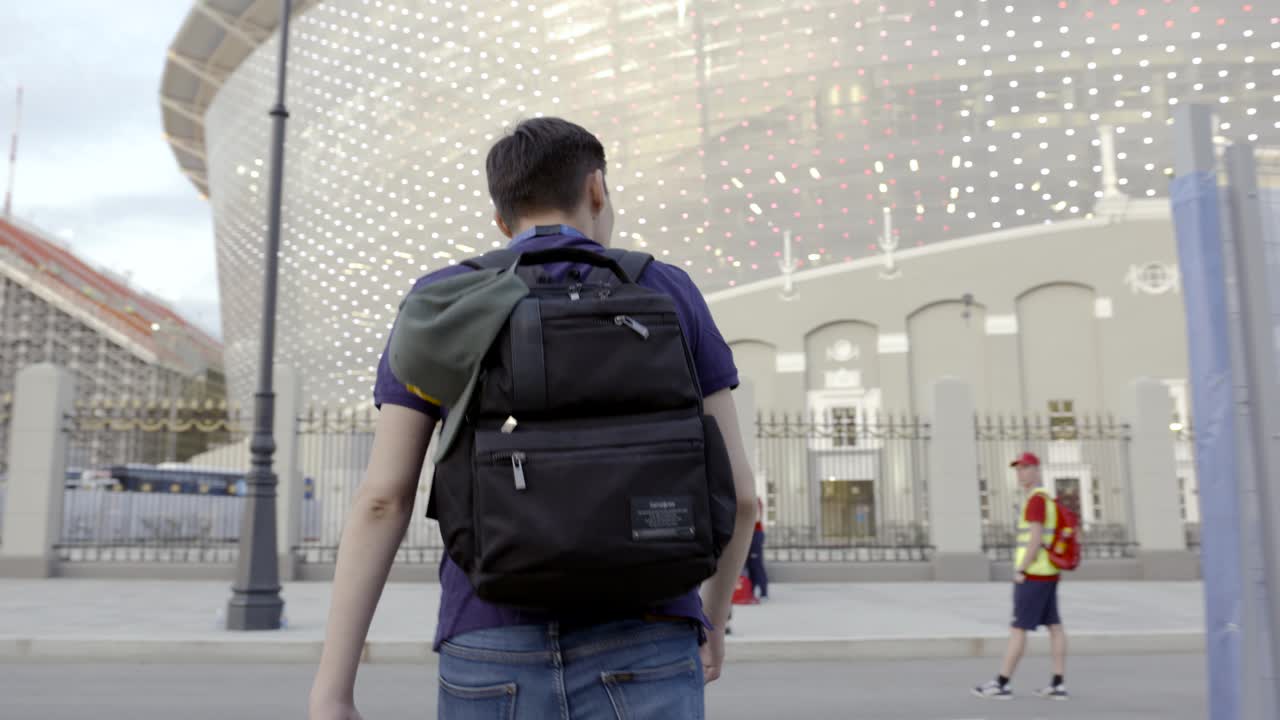 경기장 앞 에서 배 을 들고 는 사람