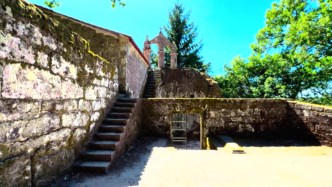 Cortile in pietra e scale a San Pedro de Rocas a Esgos, Ourense, Galizia, Spagna