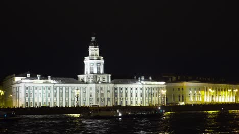 los edificios de san petersburgo por la noche