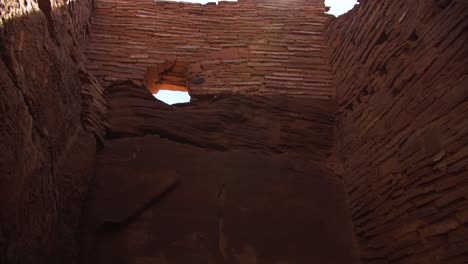 El-Sol-Brilla-Por-Encima-De-La-Pared-Del-Pueblo-Más-Grande-En-El-Monumento-Nacional-Wupatki-En-Arizona