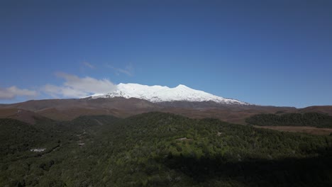 un disparo de drone volando hacia una montaña nevada
