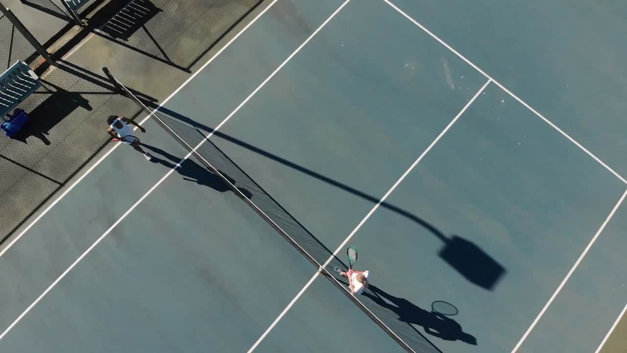 코트에서 손을 흔들고 있는 다양한 여성 테니스 선수들의  ⁇  뷰 비디오