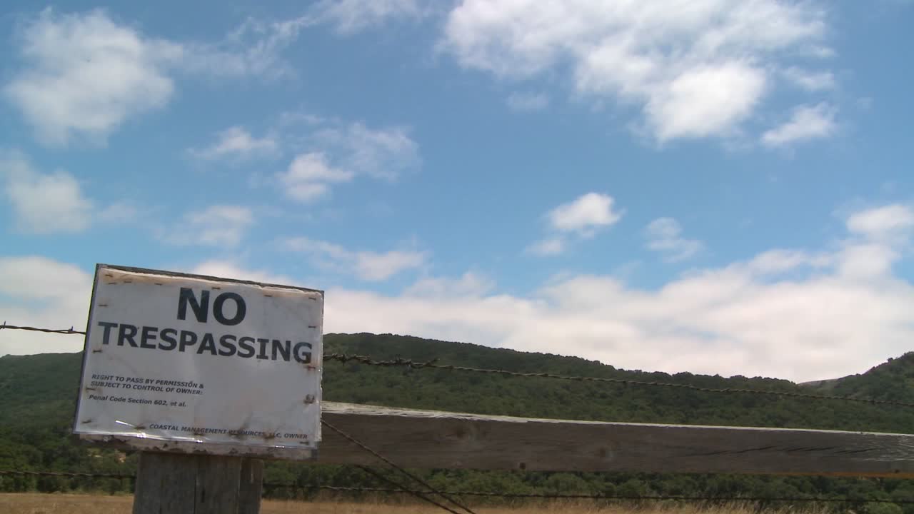 무단 침입 금지 표지판을 지나는 구름의 시간 경과