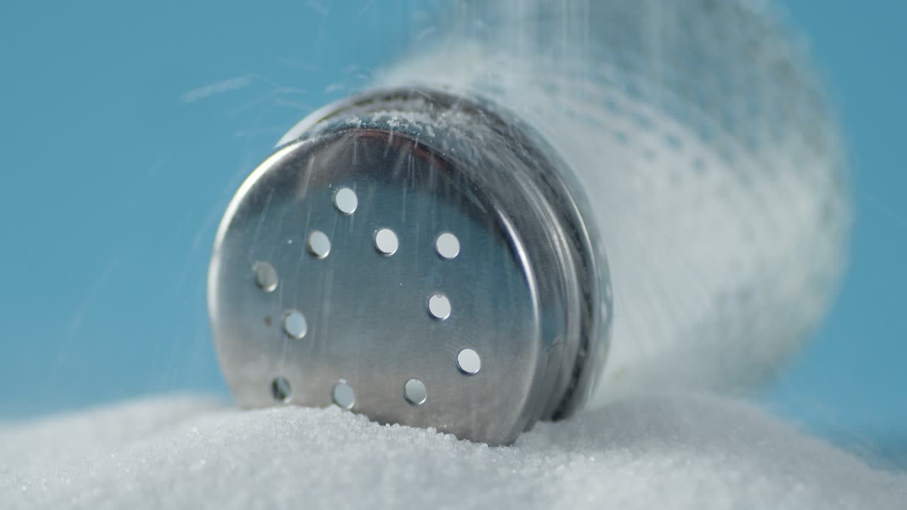 소금은 유리 항아리에 여 있습니다.