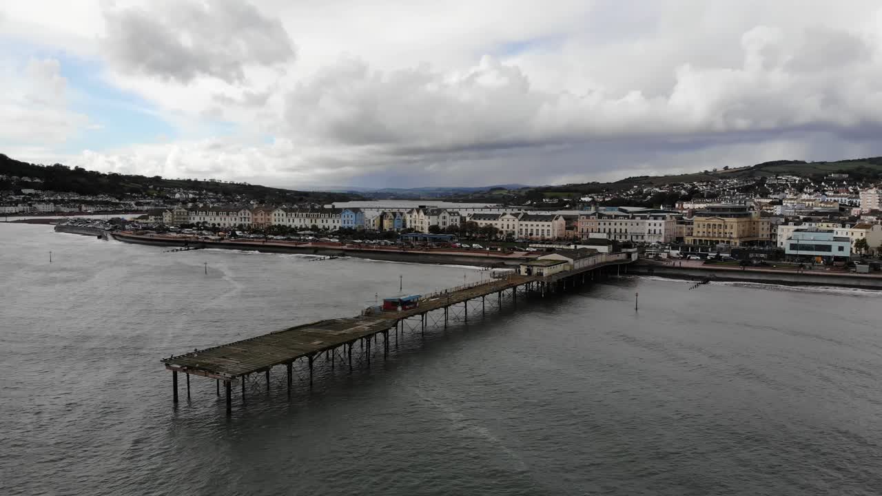 toma aérea del muelle de teignmouth y el paseo marítimo en devon, inglaterra en un día nublado