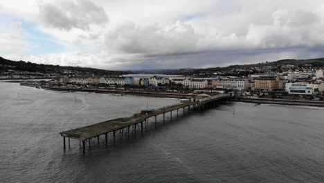 Toma-Aérea-Del-Muelle-De-Teignmouth-Y-El-Paseo-Marítimo-En-Devon,-Inglaterra-En-Un-Día-Nublado