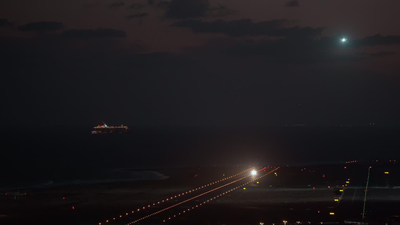 夜に着陸する航空機