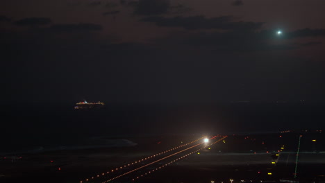 Avión-Aterrizando-Por-La-Noche