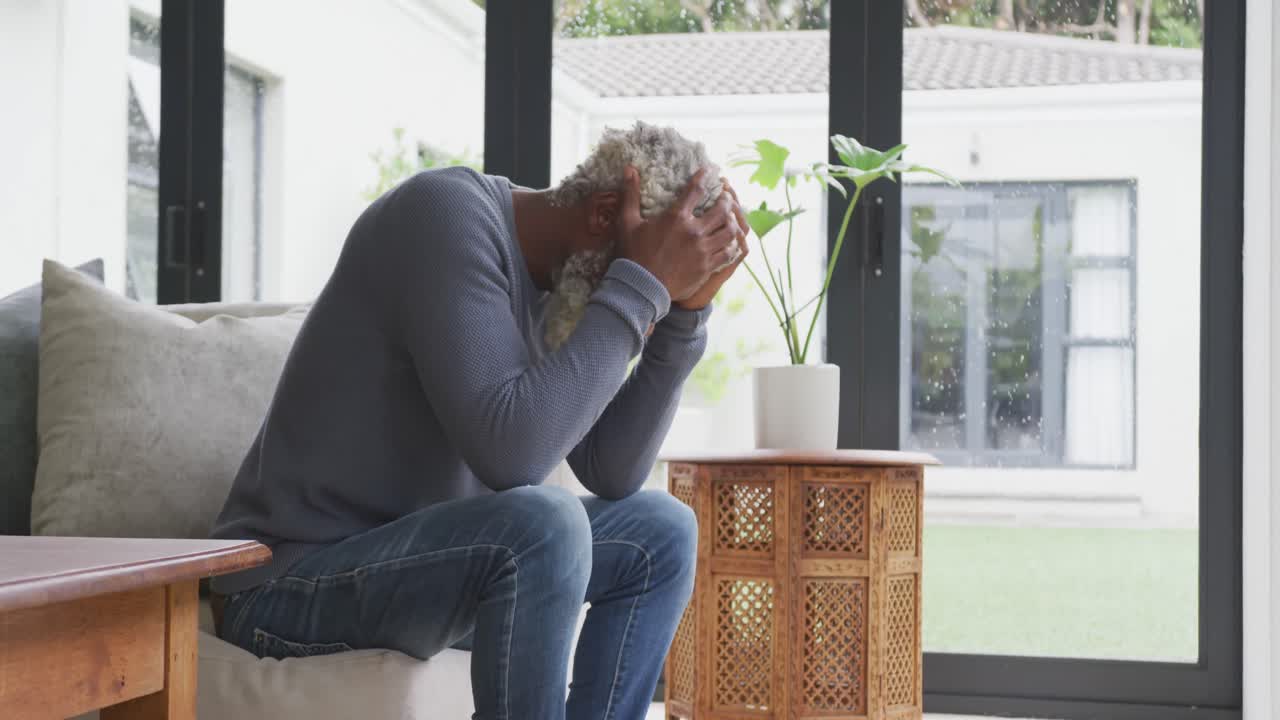 Vidéo d'un homme âgé afro-américain triste assis seul