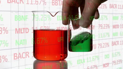 animación del procesamiento de datos sobre el científico mezclando líquido en el vaso