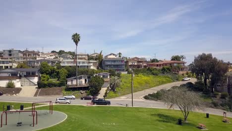 Mujer-Solitaria-Con-Hotpants-Se-Encuentra-En-Las-Rocas-Maravillosa-Vista-Aérea-Vuelo-Muy-Cerca-Paso-Vuelo-Drone-Imágenes-Pismo-Beach-California-2018