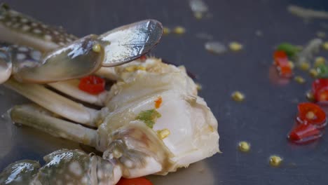 sashimi de cangrejo tailandés crudo picante y sazonado