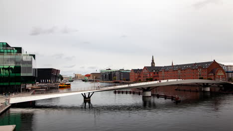 timelapse de copenhague: puente acuático para peatones y bicicletas y puente acuático paisaje urbano