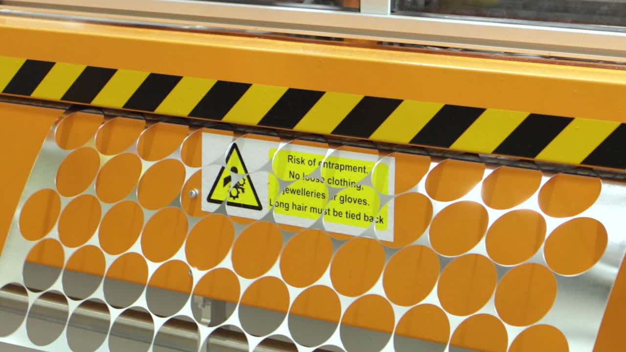 금속 판에 작업하는 수압 프레스, 가까운 시각