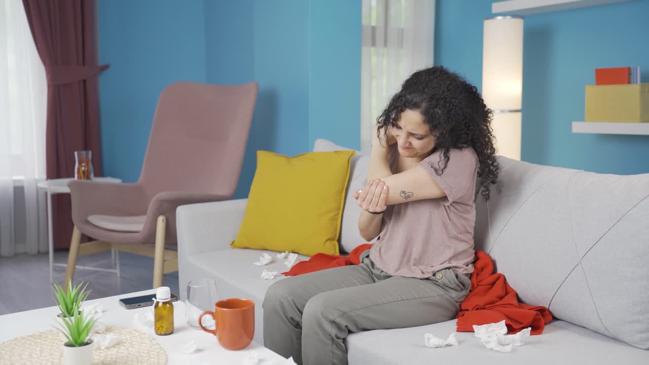 mujer joven con dolor de codo.