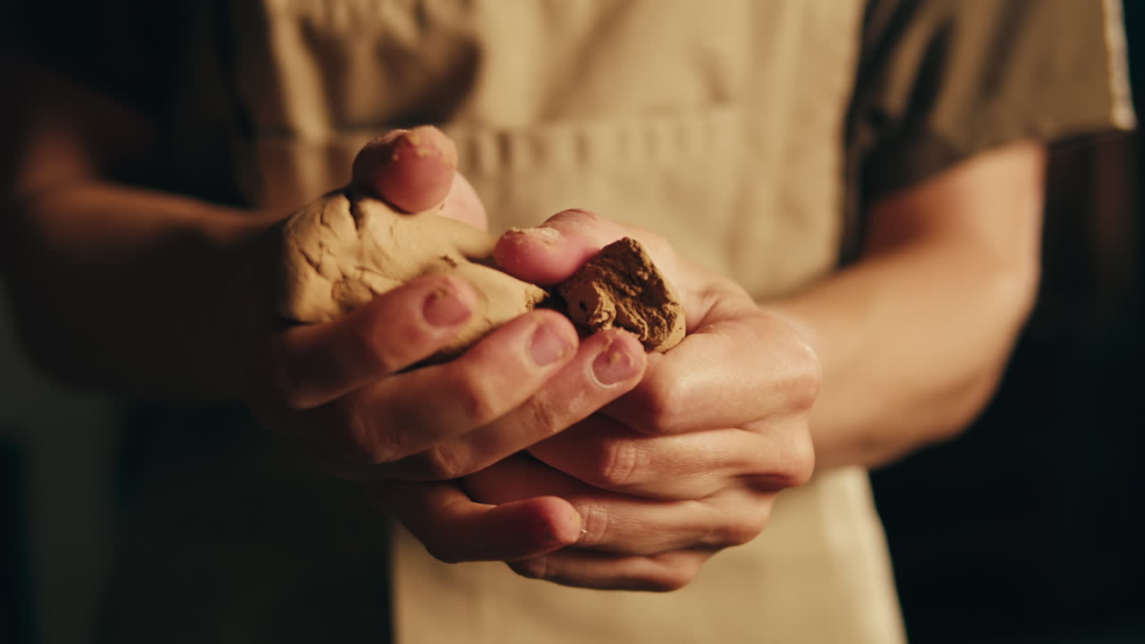 manos moldeando arcilla