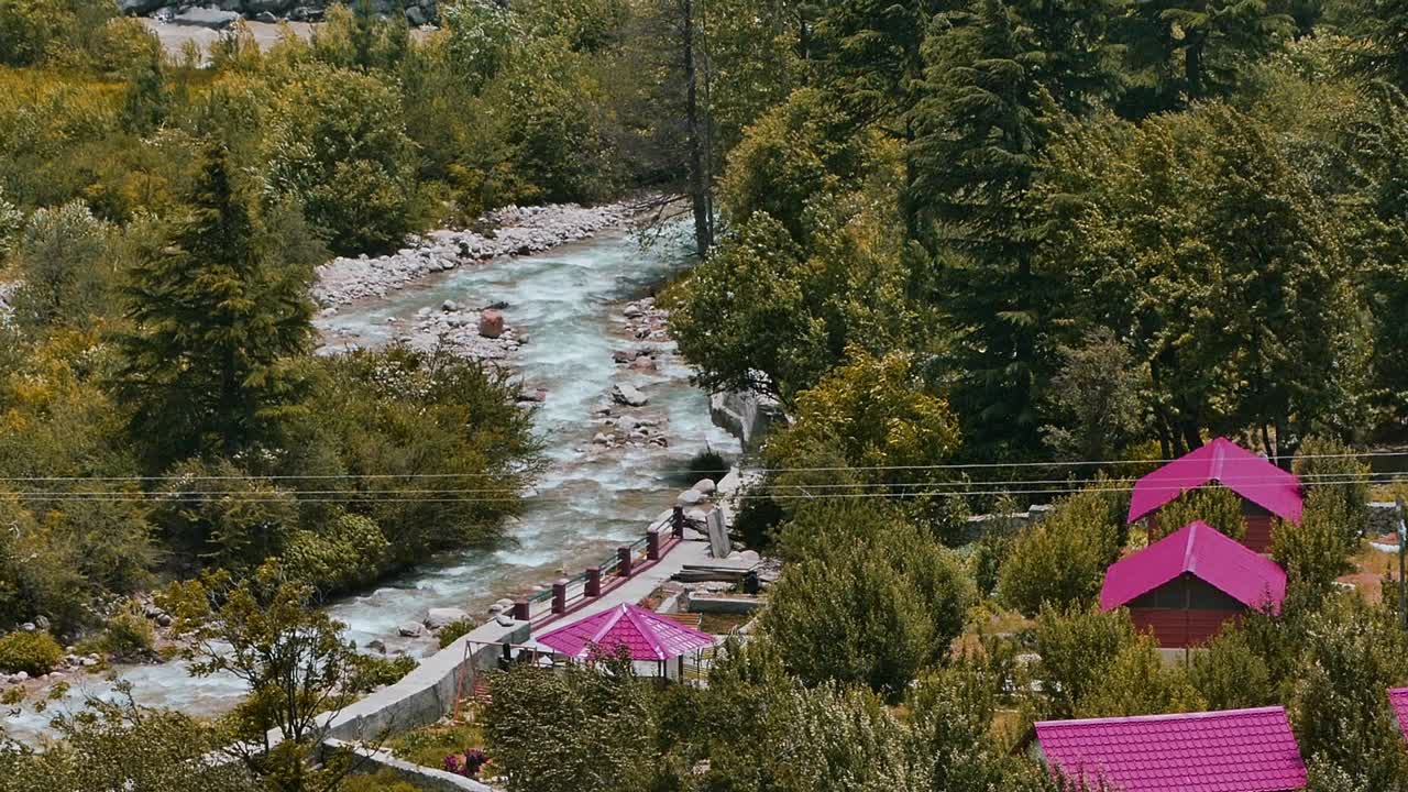 río ganga que fluye en un pueblo indio himalaya de áspero, uttarakhand