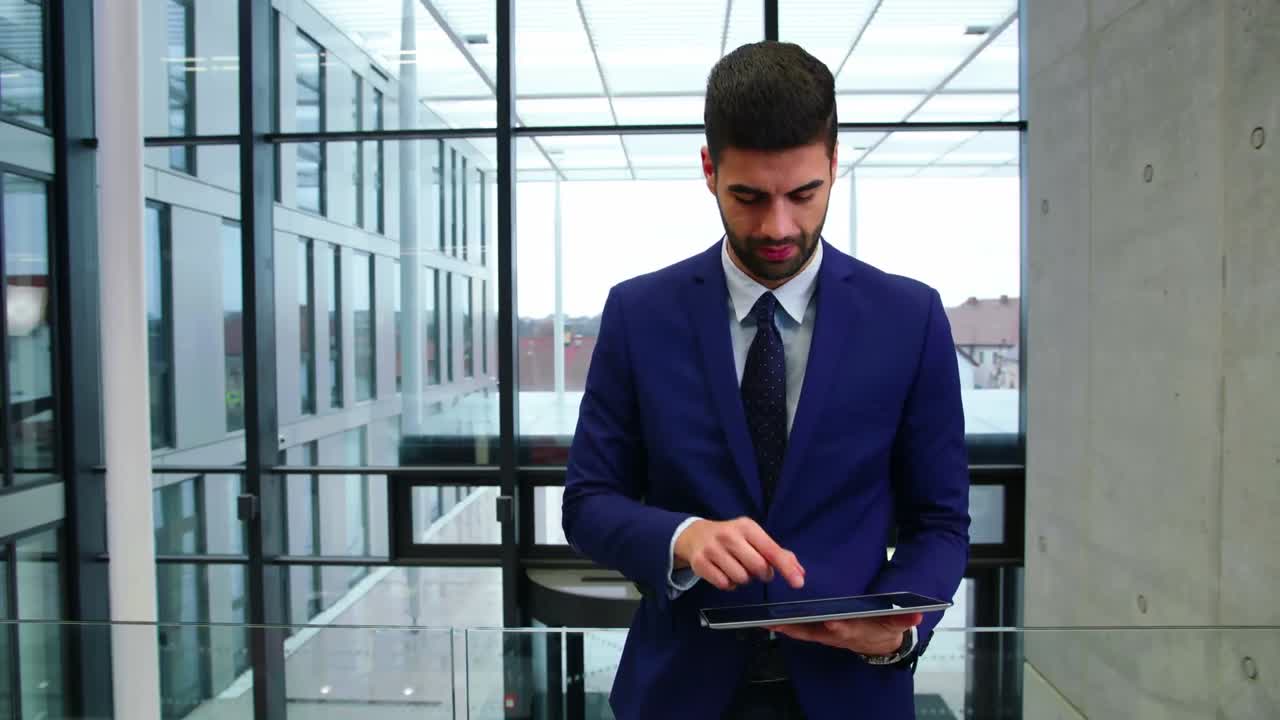 Empresário usando tablet digital