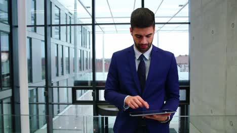 homem de negócios usando tablet digital