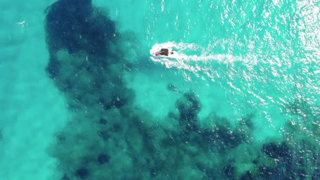 pistas aéreas verticales ascendentes motorización de barcos sobre arrecifes en aguas claras