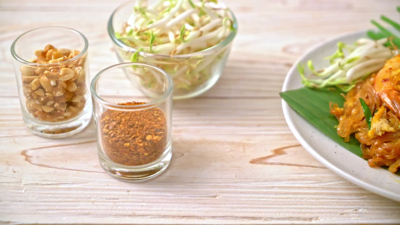 팟타이 또는 새우를 곁들인 볶음 국수