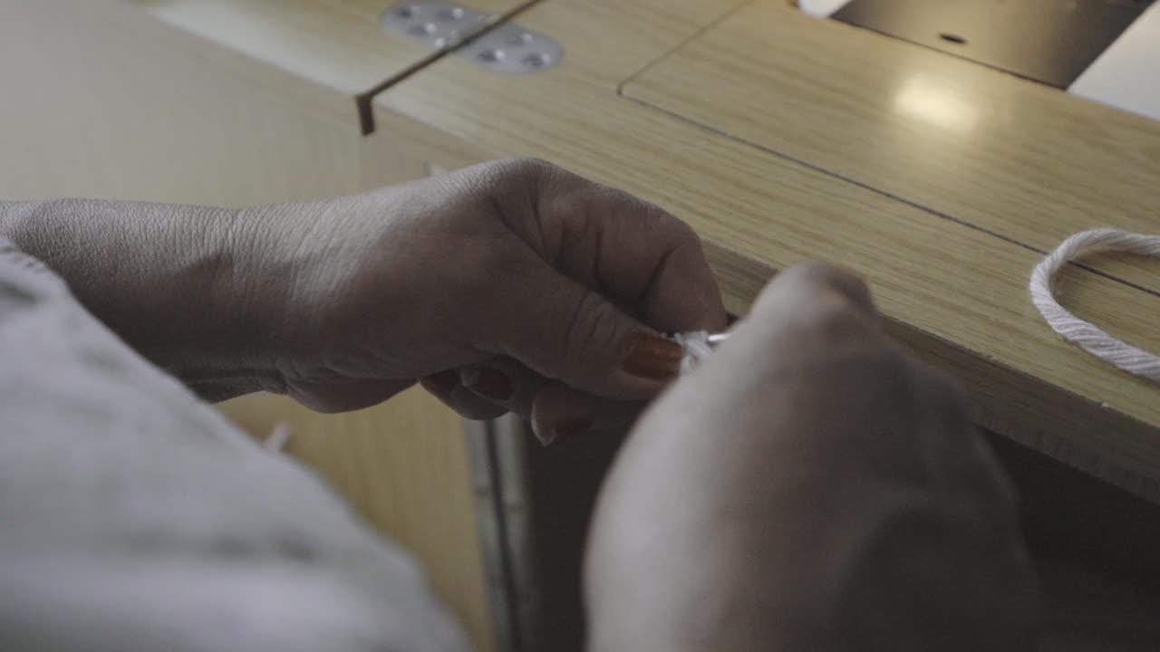 hilos de tela de lana diy tejiendo por la abuela primer plano