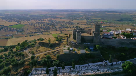 dolly de lado, castillo de monsaraz vista desde arriba, pueblo histórico en la cima de la colina, alentejo