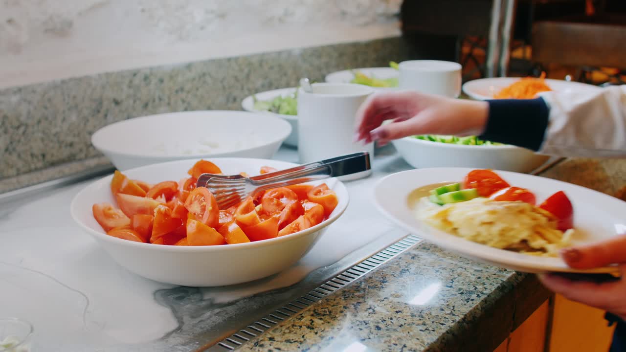 셀프 서비스가 있는 카페에서 접시에 토마토 넣기