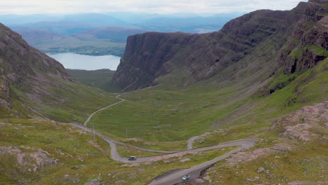 Rotierende-Drohnenaufnahmen-Von-Fahrzeugen-Auf-Der-Bealach-Na-Ba-Applecross-Road-Durch-Die-Berge-Der-Applecross-halbinsel,-In-Wester-Ross-Im-Schottischen-Hochland