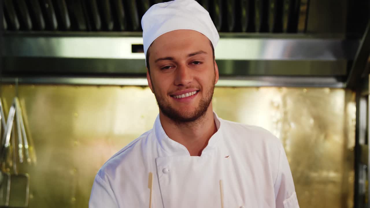 cocinero feliz presentando comida en la cocina