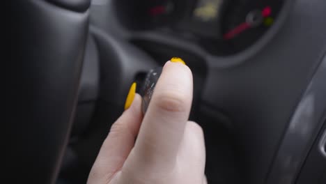 mujer que opera los controles de las ventanas del coche