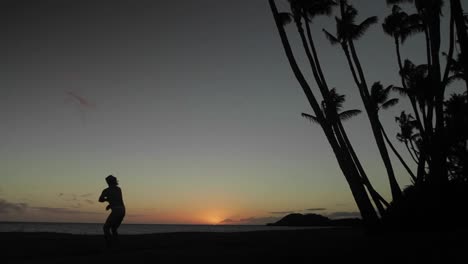 inheemse hawaiiaanse danser presteert in de verte in de schemering 1