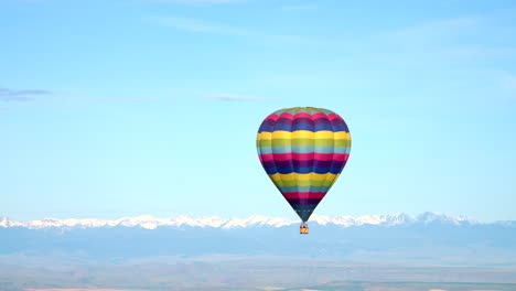 Epic-Mountains-Hot-Air-Balloon---High-Altitude-Wide-Aerial-View