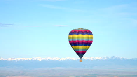 Globo-De-Aire-Caliente-De-Las-Montañas-épicas---Vista-Aérea-Amplia-De-Gran-Altitud