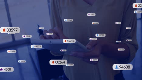 animación de iconos y procesamiento de datos sobre mujer de negocios caucásica usando tableta