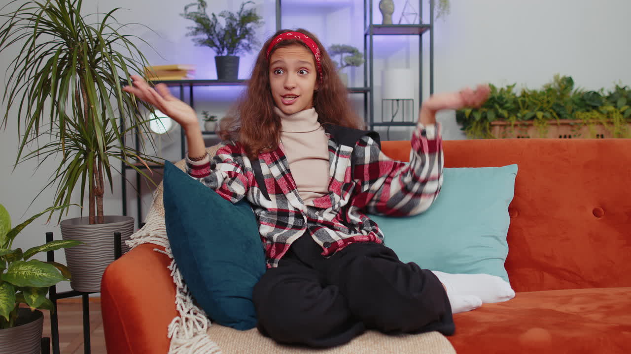 왜, 실패의 어떤 이유를 묻는 십대 소녀 아이는 불신을 보여주고 곤란에 의해 짜증