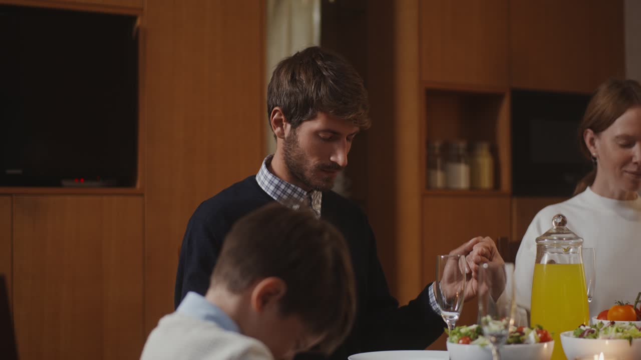 oración familiar antes de la cena