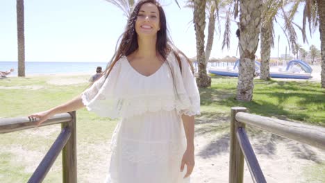 una mujer bonita en un pequeño puente en la playa.