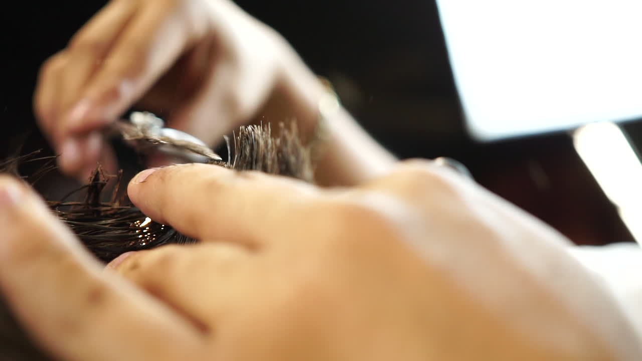 barbiere che usa le forbici capelli biondi cliente nel barbiere con misure di sicurezza covid-19 attività di riapertura maschera medica