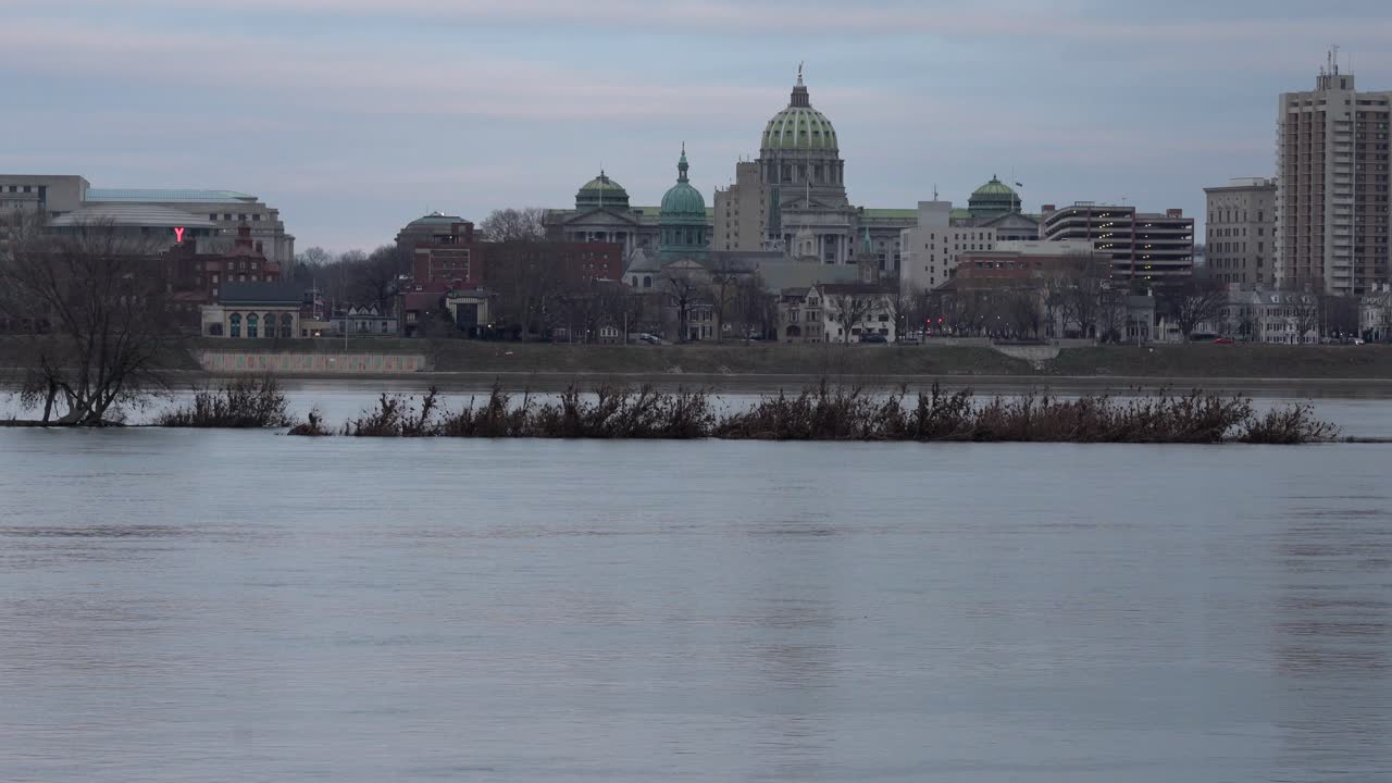 펜실베이니아주 해리스버그 - 2021년 1월 7일: 사스케하나 강을 가로지르는 해리스버그 주도의 전망