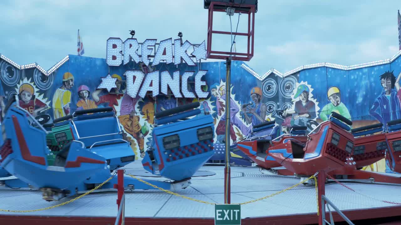 황혼의 정적 샷 호밀에서 어두운 흐린 하늘 아래 카니발 타기 회전 부스