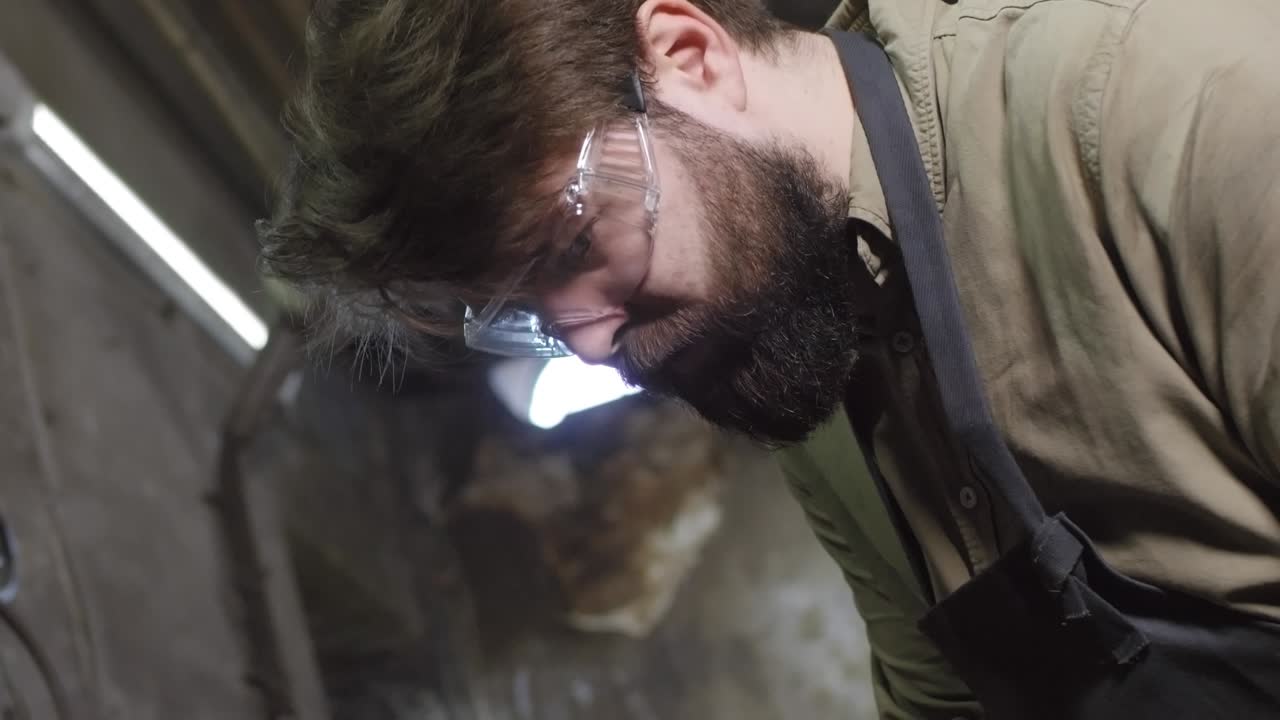 pulido de herrero con una lijadora manual