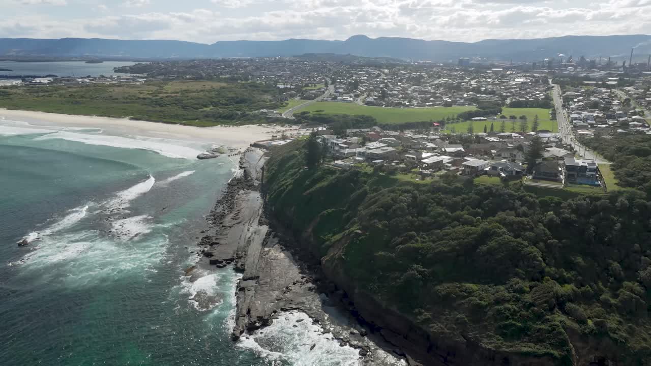 포트 블라, nsw, 오스트레일리아의 조류 프를 따라 cliffside 집과 노출 된 바위 주변의 공중 도