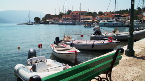 Encantadora-Bahía-Pesquera-Y-Pueblo-De-Fiskardo,-Grecia